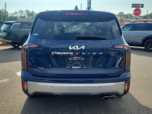 Used 2024 Kia Telluride EX w/ EX Captain's Chair Package FWD image 5