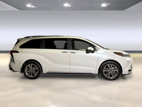 Used 2024 Toyota Sienna Platinum image 8