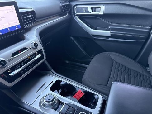 Used 2021 Ford Explorer XLT image 26