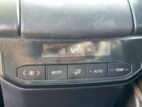 Used 2023 Toyota Highlander XLE FWD image 17