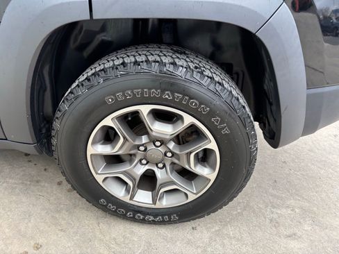 Used 2020 Jeep Cherokee Trailhawk w/ Cold Weather Group image 10