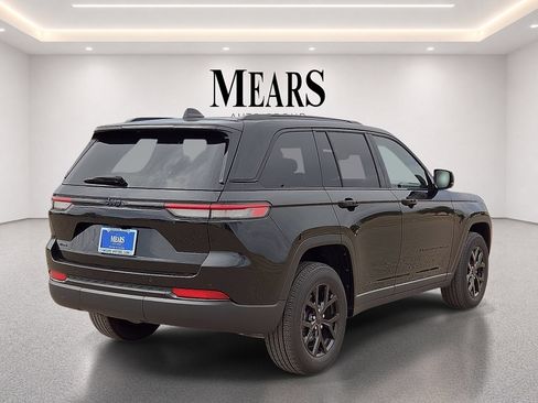 Used 2025 Jeep Grand Cherokee Altitude AWD/4WD image 5