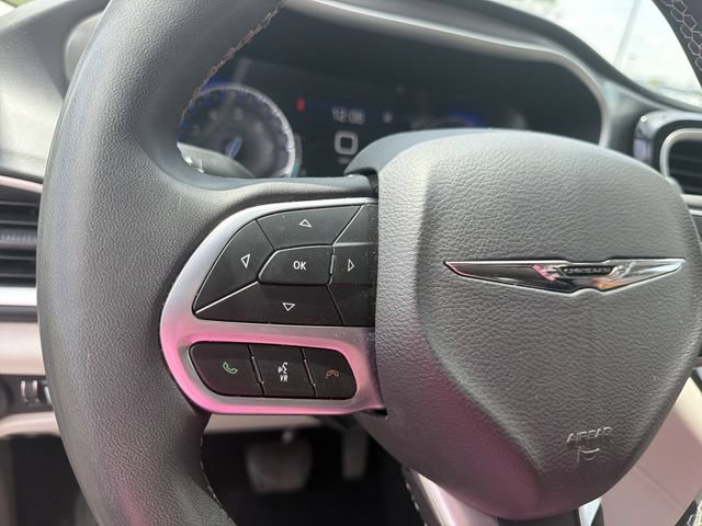 Used 2023 Chrysler Pacifica Touring-L FWD image 33