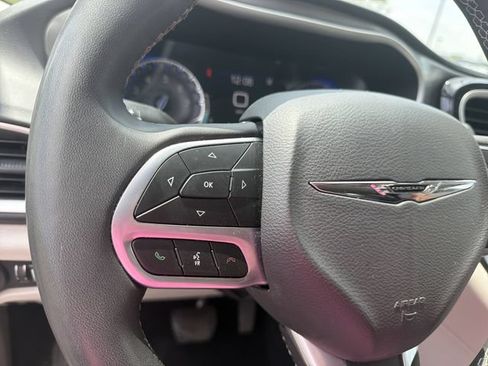 Used 2023 Chrysler Pacifica Touring-L FWD image 33