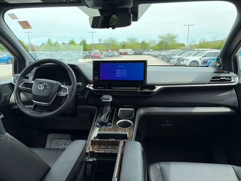 Used 2025 Toyota Sienna Platinum AWD/4WD image 38