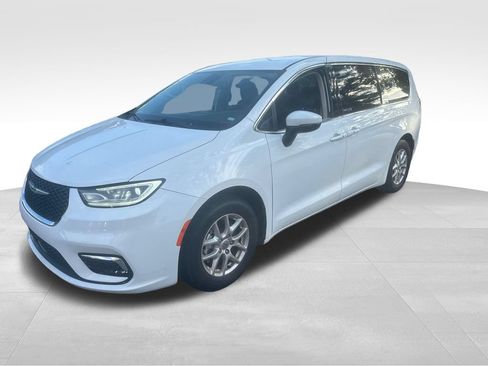 Used 2023 Chrysler Pacifica Touring-L FWD image 2