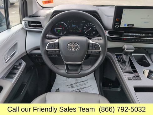 Used 2025 Toyota Sienna XLE image 16
