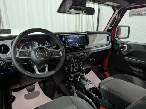 Used 2025 Jeep Wrangler Unlimited Sahara image 24