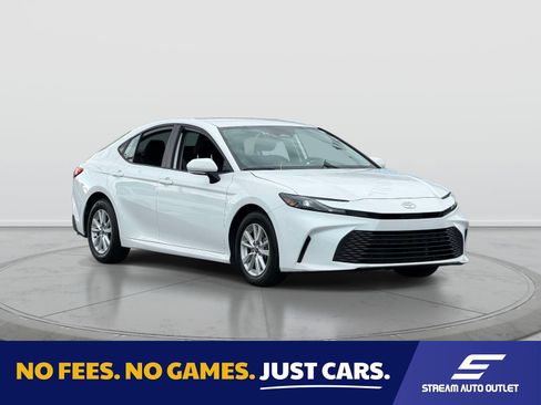 Used 2025 Toyota Camry LE w/ Convenience Package FWD image 1
