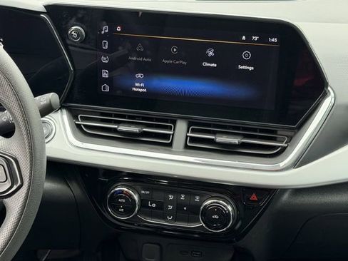 Used 2025 Chevrolet Trax LT FWD image 17