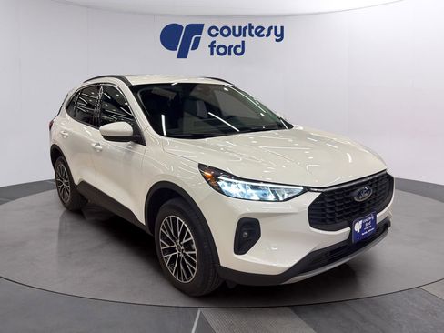 Used 2024 Ford Escape SE image 1