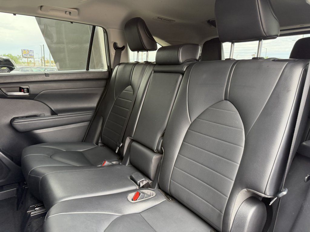 Used 2021 Toyota Highlander XLE AWD/4WD image 30