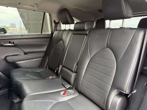 Used 2021 Toyota Highlander XLE AWD/4WD image 30