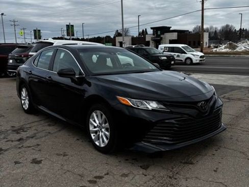 Used 2018 Toyota Camry LE image 1