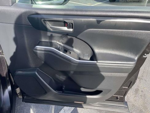 Used 2021 Toyota Highlander XLE image 46
