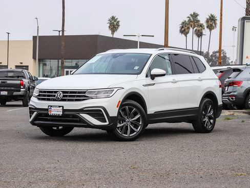 Used 2022 Volkswagen Tiguan SE image 1