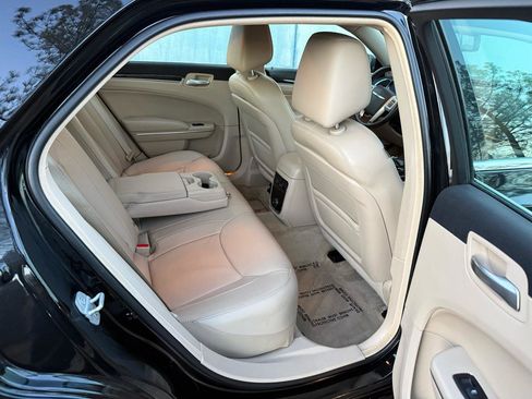 Used 2014 Chrysler 300 RWD image 22
