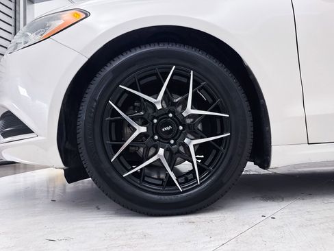 Used 2017 Ford Fusion SE w/ Fusion SE Technology Package image 10