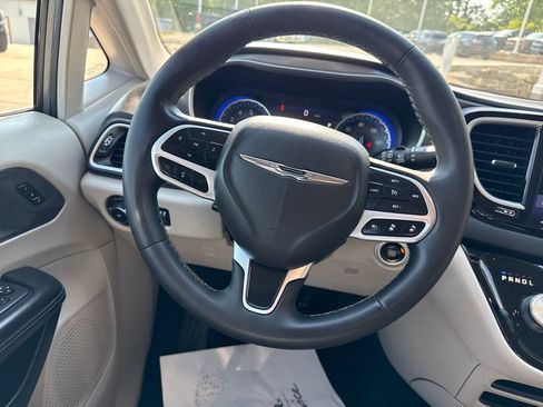Used 2023 Chrysler Pacifica Touring-L FWD image 14