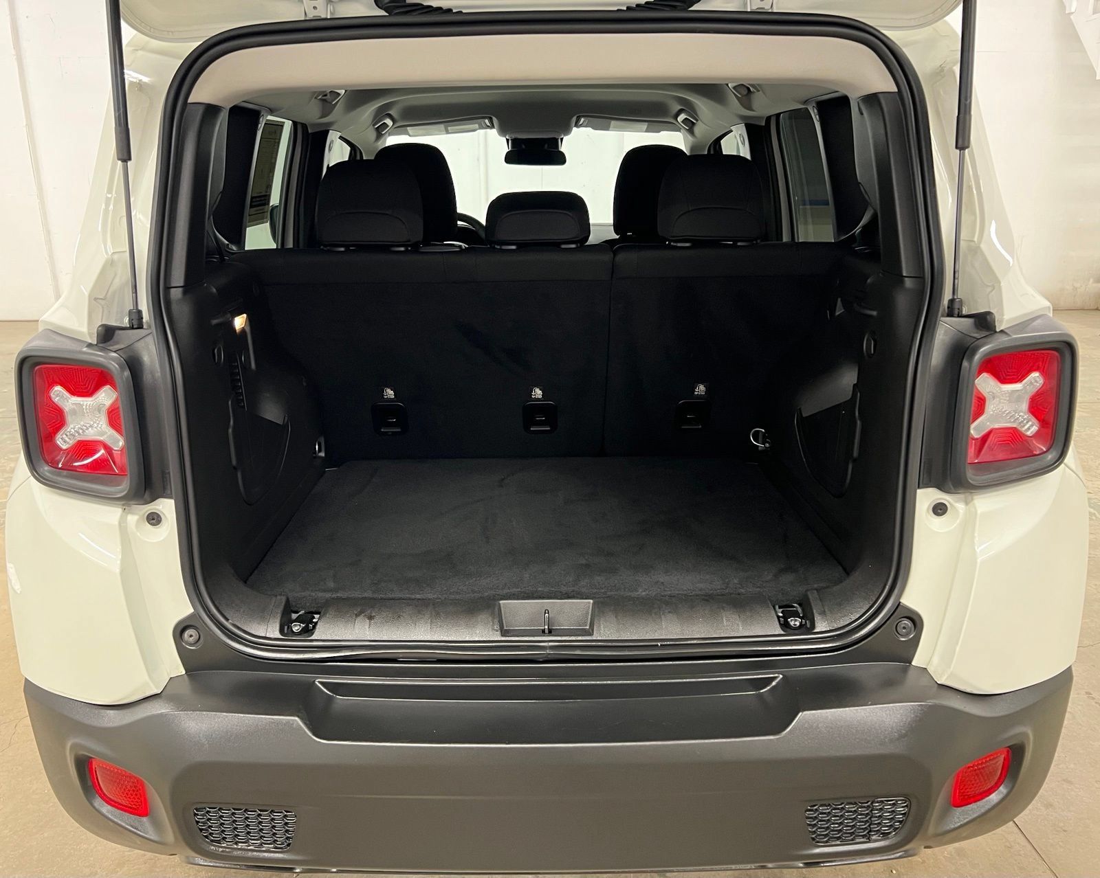 Used 2023 Jeep Renegade Latitude AWD/4WD image 26