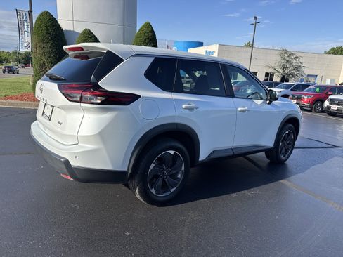 Used 2024 Nissan Rogue SV FWD image 4
