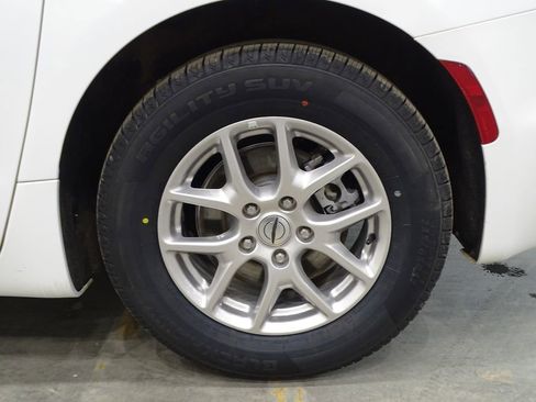 Used 2024 Chrysler Pacifica Touring-L image 39