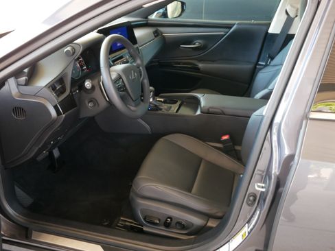 Used 2023 Lexus ES 250 w/ Premium Package AWD/4WD image 4