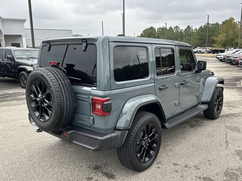 Used 2025 Jeep Wrangler Sahara image 7