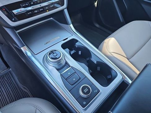 Used 2022 Ford Explorer XLT w/ Equipment Group 202A image 29