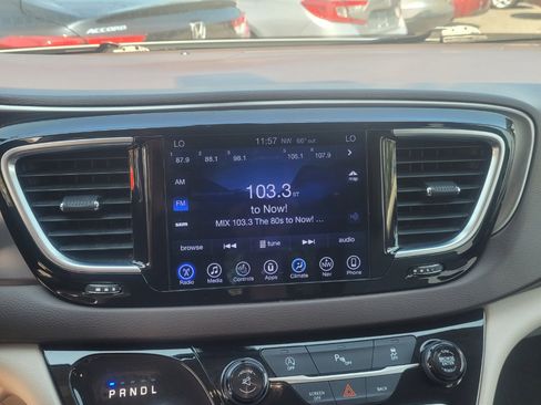 Used 2017 Chrysler Pacifica Touring-L Plus image 19