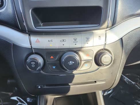 Used 2017 Dodge Journey SXT w/ Comfort/Convenience Group image 32