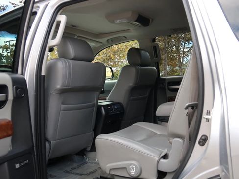Used 2010 Toyota Sequoia Platinum image 21