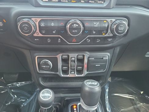 Used 2020 Jeep Wrangler Unlimited Sahara AWD/4WD image 32