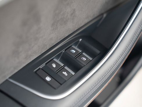 Used 2021 Audi A8 L 3.0T w/ Executive Plus Package image 27