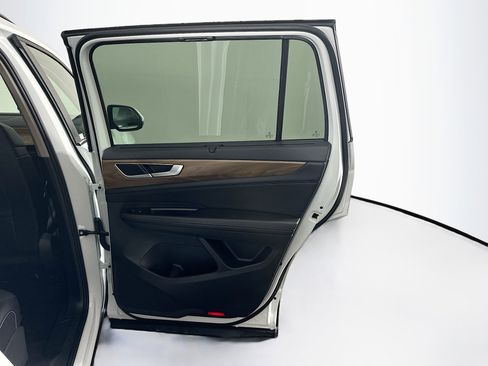 Used 2025 Volkswagen Atlas SE image 32