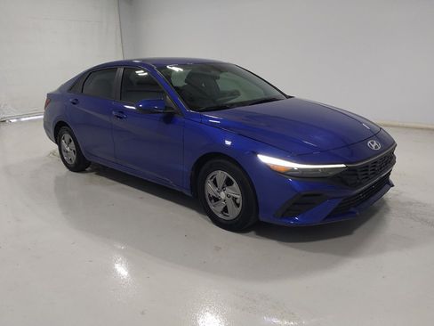 Used 2025 Hyundai Elantra SE FWD image 11