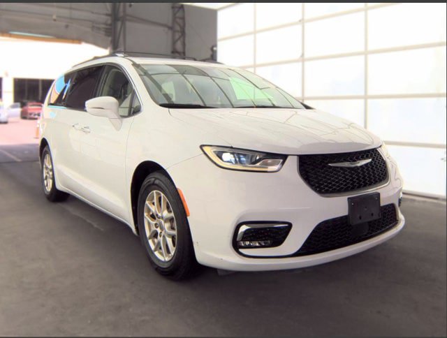 Used 2021 Chrysler Pacifica Touring-L FWD image 4