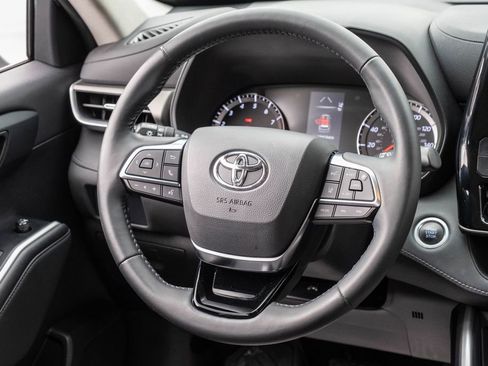 Used 2021 Toyota Highlander LE image 24