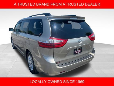 Used 2017 Toyota Sienna XLE FWD image 3