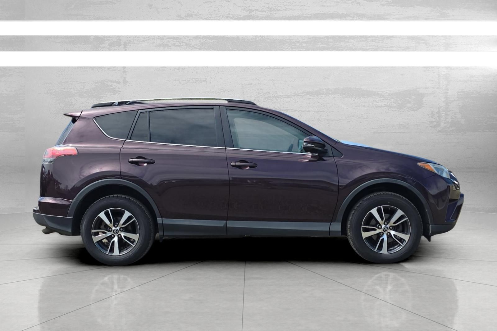 Used 2017 Toyota RAV4 XLE AWD/4WD image 3