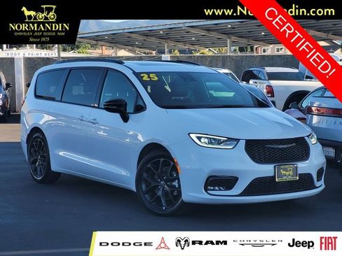 Certified 2025 Chrysler Pacifica Limited FWD image 1