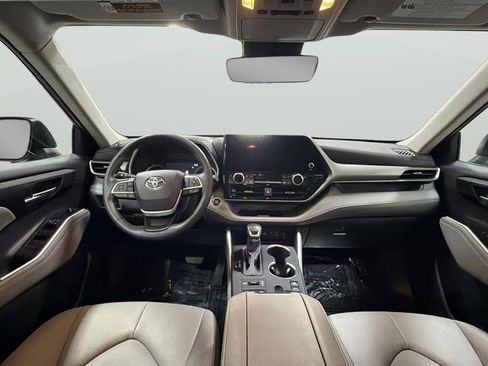 Used 2025 Toyota Highlander XLE AWD/4WD image 14