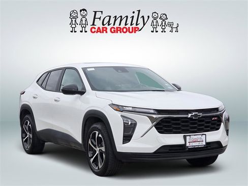 Used 2025 Chevrolet Trax RS w/ Sunroof Package image 2