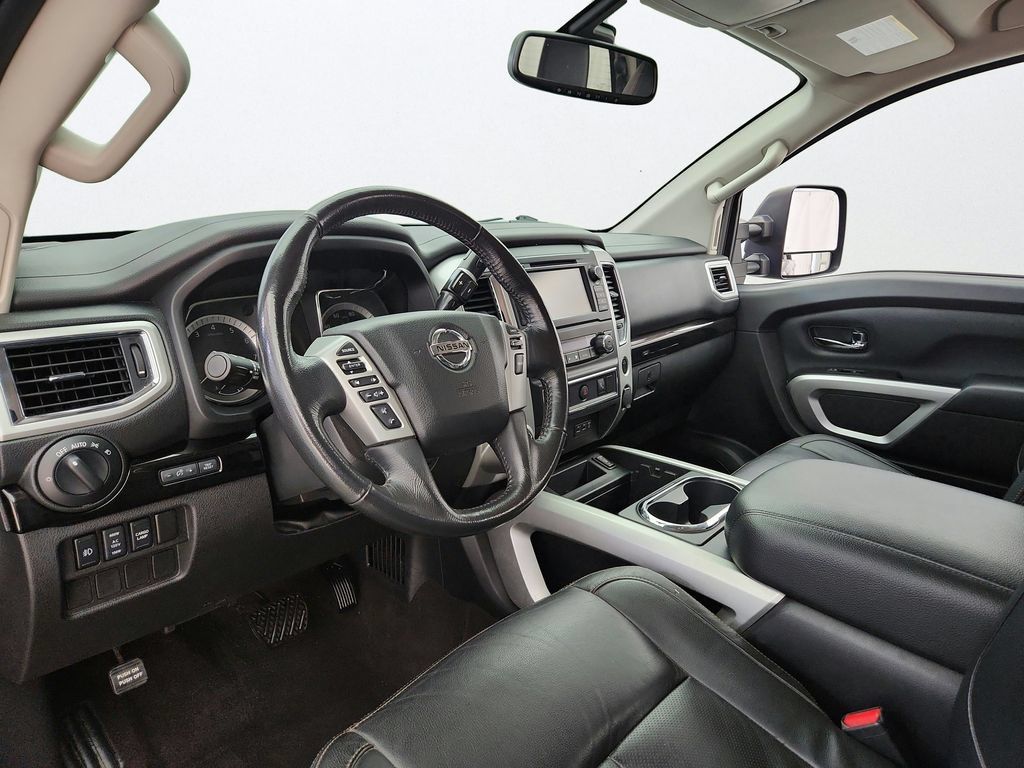 Used 2019 Nissan Titan SV w/ SV Convenience Package AWD/4WD image 10