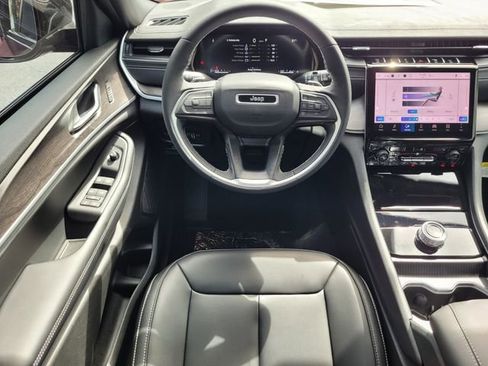 Used 2025 Jeep Grand Cherokee Limited w/ Black Appearance Package image 12