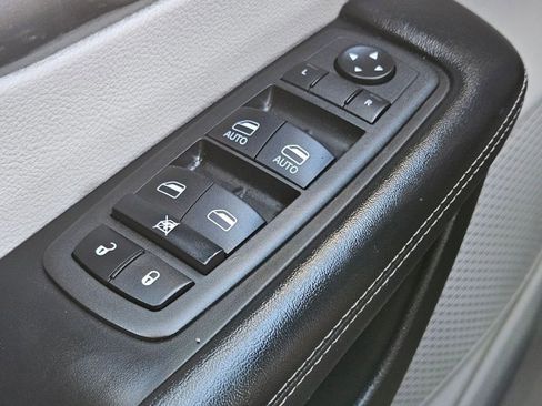 Used 2022 Chrysler Pacifica Touring-L image 10