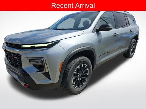 Used 2025 Chevrolet Traverse Z71 image 1