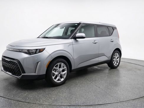 Used 2025 Kia Soul LX w/ LX Technology Package FWD image 3
