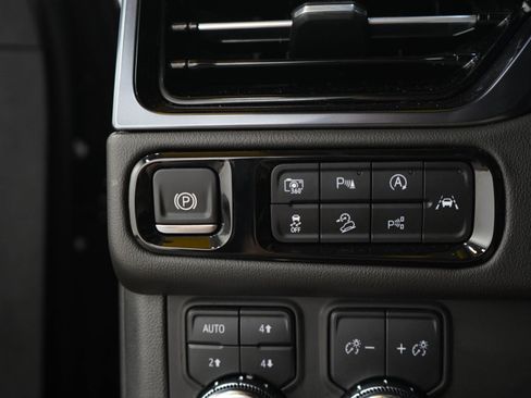 Used 2025 GMC Yukon AT4 AWD/4WD image 27