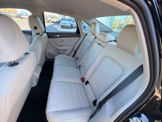 Certified 2024 Volkswagen Jetta SE w/ Panoramic Sunroof Package FWD image 18